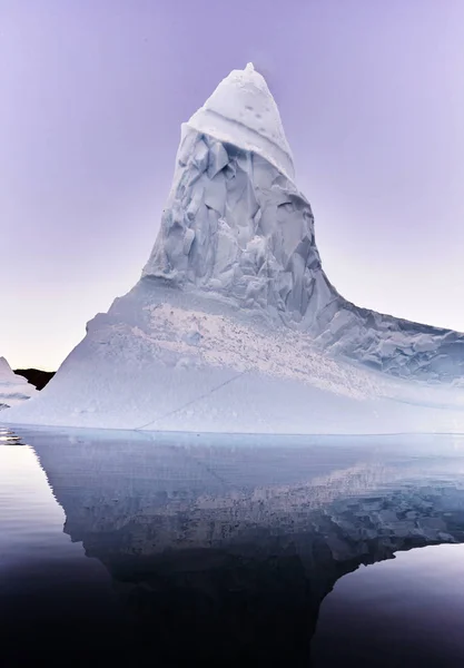 Isberg som flyter i Grönland fjord — Stockfoto