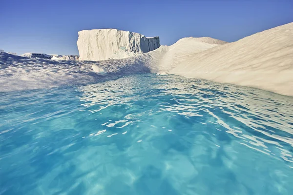Παγόβουνο που επιπλέουν στη Γροιλανδία φιόρδ — Φωτογραφία Αρχείου