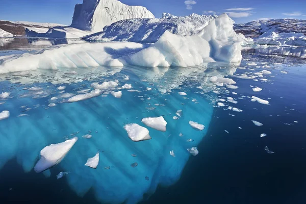 Iceberg flotando en el fiordo de Groenlandia — Foto de Stock