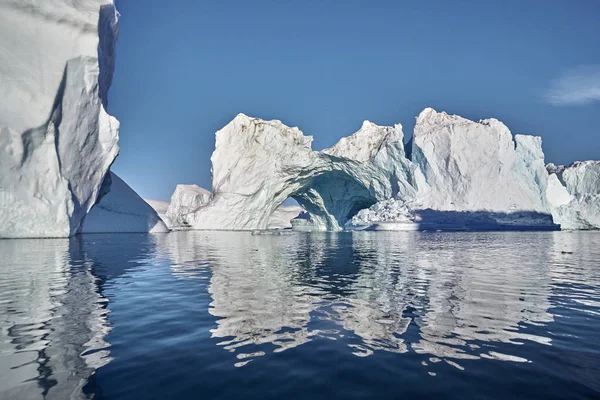 在格陵兰岛峡湾中漂浮的冰山 — 图库照片