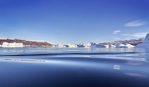 Iceberg galleggiante nel fiordo della Groenlandia — Foto Stock