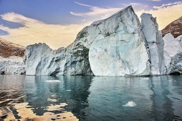 Iceberg flotando en el fiordo de Groenlandia — Foto de Stock