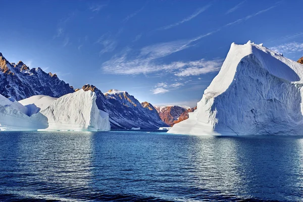 Iceberg galleggiante nel fiordo della Groenlandia — Foto Stock