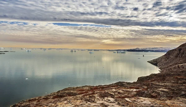 在格陵兰岛峡湾中漂浮的冰山 — 图库照片