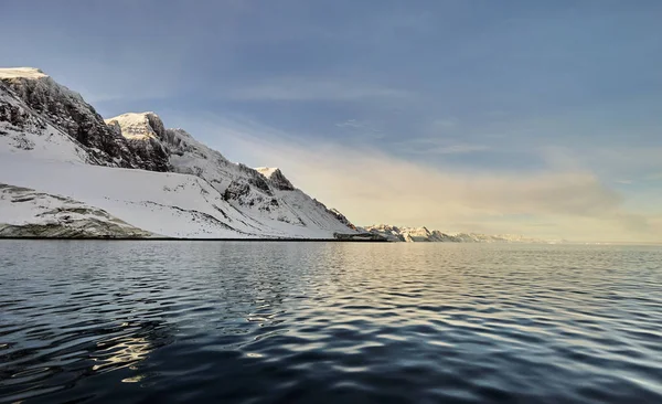 在格陵兰岛峡湾中漂浮的冰山 — 图库照片