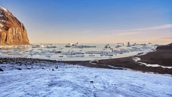 Grönland Fiyordu içinde yüzen buzdağı — Stok fotoğraf