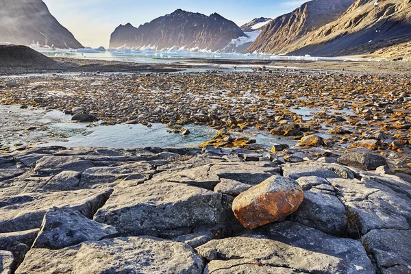 Ijsberg drijvend in Groenland fjord — Stockfoto