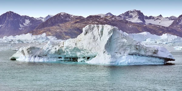 Iceberg galleggiante nel fiordo della Groenlandia — Foto Stock