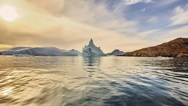 在格陵兰岛峡湾中漂浮的冰山 — 图库照片