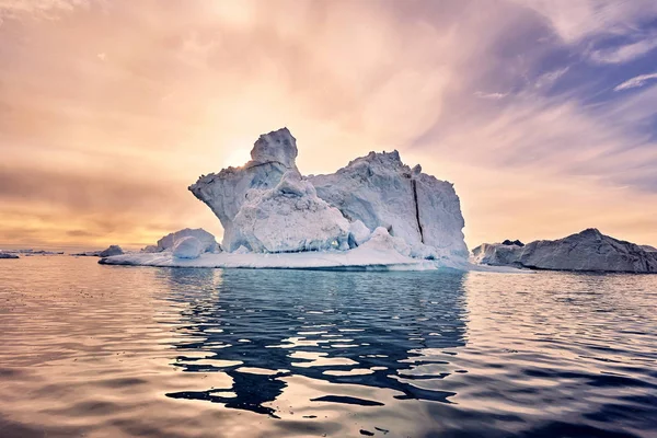 그린란드의 피오르드에 떠 있는 빙산 — 스톡 사진