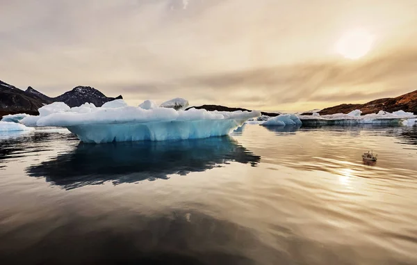 Iceberg flotando en el fiordo de Groenlandia — Foto de Stock