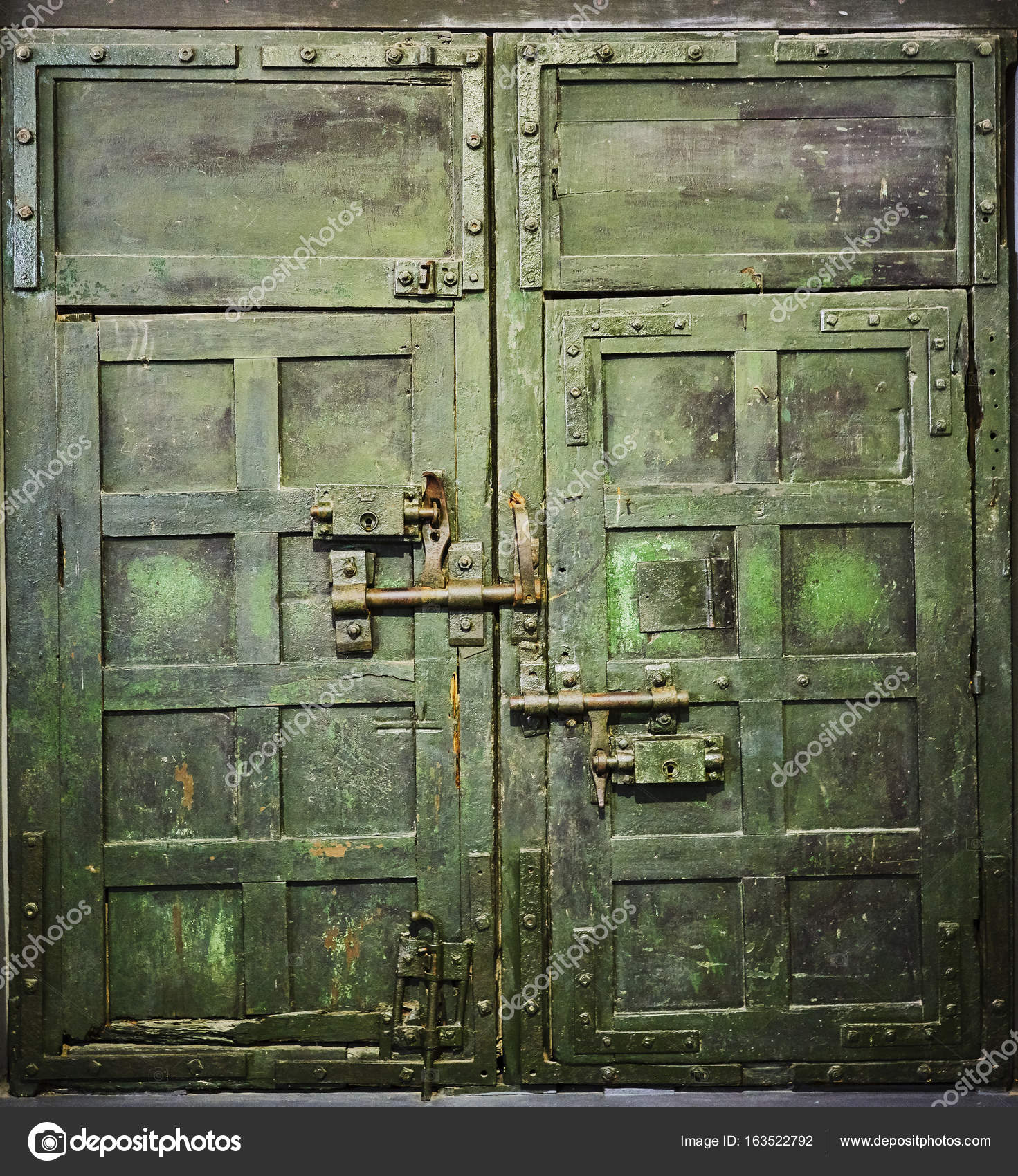 Antique Jail Cell Door Grunge Door To Old Prison Cell Cachot