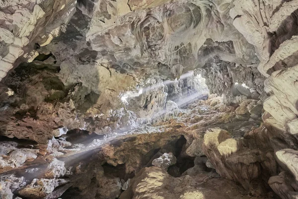베트남에서 크고 아름 다운 석회암 동굴 — 스톡 사진