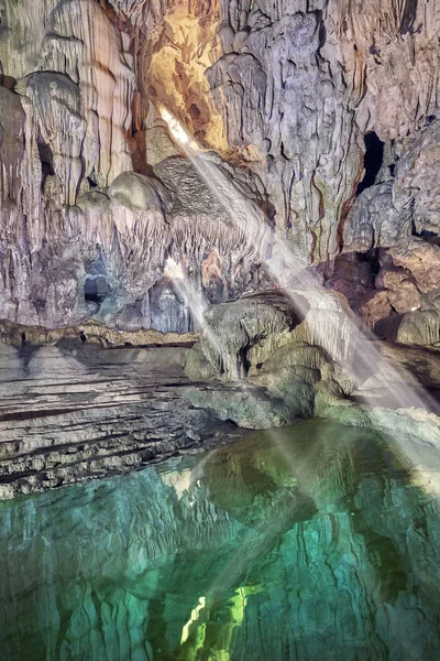 Bela e grande caverna de calcário em vietnam — Fotografia de Stock