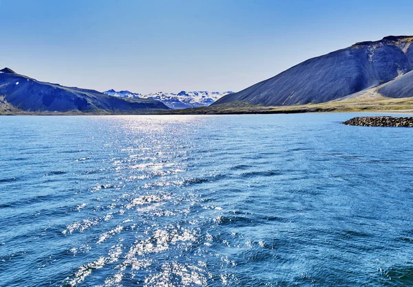 Hermoso paisaje marino de verano de iceland con montañas — Foto de Stock