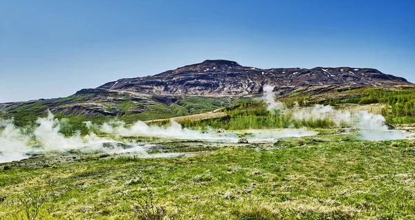 Geotermisk varm källa med ånga i Island — Stockfoto