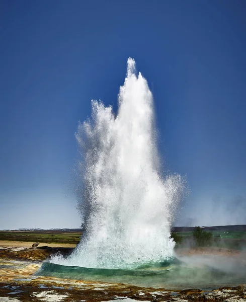 冰岛夏季喷发的间歇泉 — 图库照片