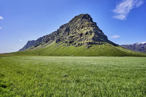 Beautiful iceland landscape with mountains and blue sky — Stock Photo, Image