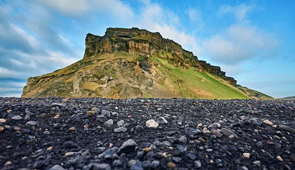 Hermoso paisaje de iceland con montañas y cielo azul — Foto de Stock