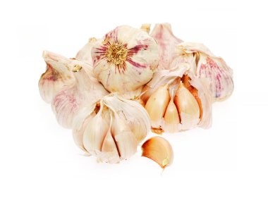 Beyaz arkaplanda izole edilmiş beyaz sarımsak