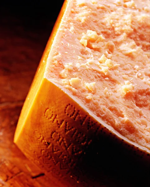 Primer plano de un queso grande sobre un fondo de madera —  Fotos de Stock