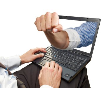 adam kızgın yanıt izole onun laptop ile