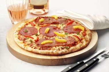 Pizza bir kadeh şarap ile ahşap tahta üzerinde