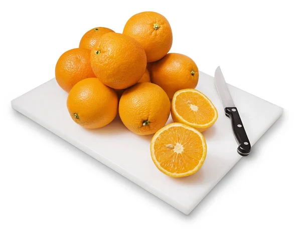 Rafraîchissements orange juteux sur planche à découper — Photo