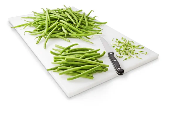 Massa färska gröna bönor på skärbräda — Stockfoto