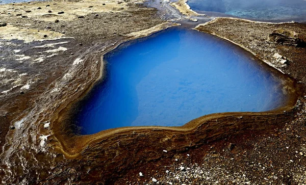 Blå vattenpöl i Island — Stockfoto