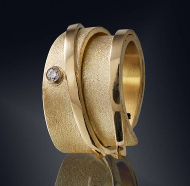 Siyah arka plan üzerine izole değerli taş ile altın yüzük. kırpma yolu ile