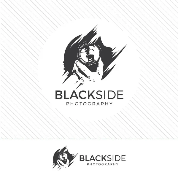 Logo astratto silhouette fotografia. Vettore icona fotocamera stile vintage con fotografo in possesso di un obiettivo . — Vettoriale Stock