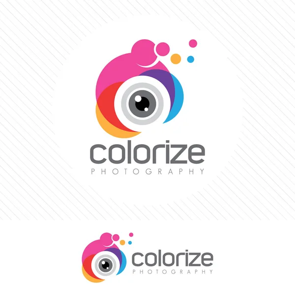 Logo della fotografia colorata con lo stile moderno dell'obiettivo della fotocamera  . — Vettoriale Stock