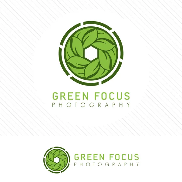 Logo de fotografía de naturaleza moderna simple. Lente de cámara y símbolo verde — Vector de stock