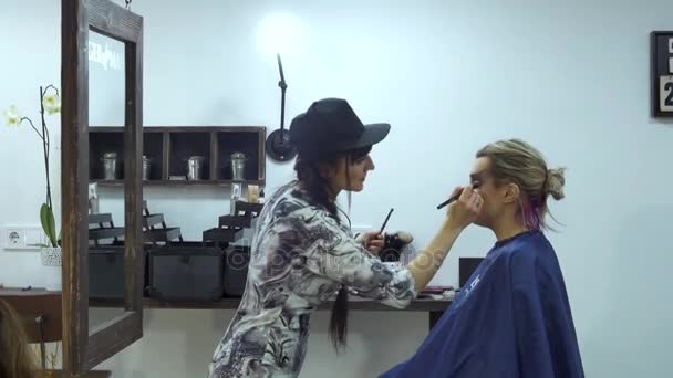 Makeup in the salon — Stock Video