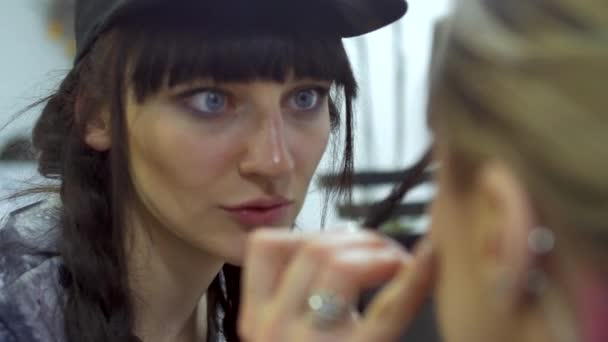 Make-up in de salon — Stockvideo