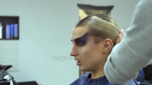 Trucco nel salone — Video Stock