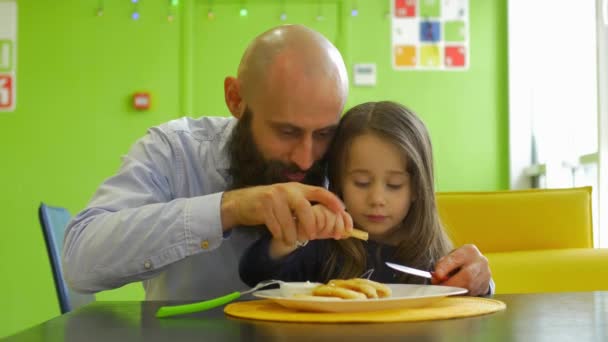 Children with dad eat — Stock Video