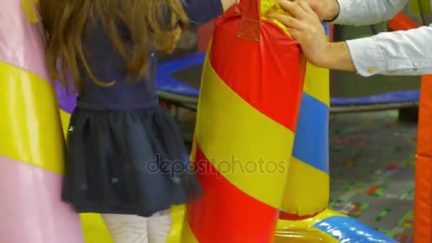 Los niños juegan en la sala de juegos — Vídeo de stock