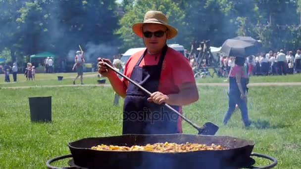 Pouliční stánky s jídlem na festivalu "Obnova" — Stock video