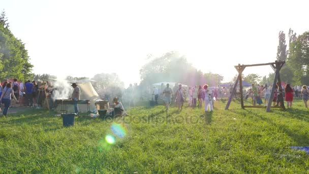 Lidé si na festivalu etnické "Obnova" — Stock video