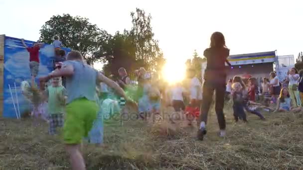 Kinder spielen im Heu — Stockvideo