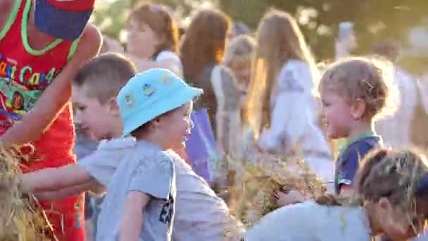 Kinder spielen im Heu — Stockvideo