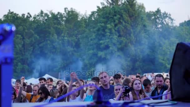 Quadrocopter sparare folla di persone al festival. Serata estiva . — Video Stock