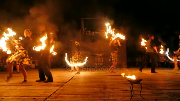 Fire presentation of the group "Shadows of Fire" — Stock Video