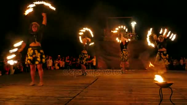 Apresentação de fogo do grupo "Sombras do Fogo " — Vídeo de Stock