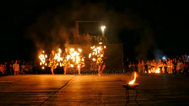 Presentación de fuego del grupo "Sombras de Fuego " — Vídeo de stock