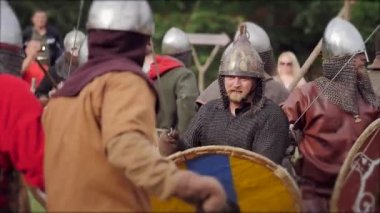 Chernivtsi, Ukrayna - 18 Haziran 2017: Kavgalar üzerinde kılıç - Vikingler Savaşı