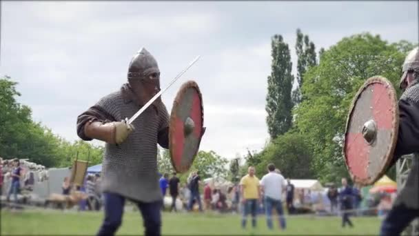 Chernivtsi, Oekraïne - 18 juni 2017: Gevechten op zwaarden - oorlog van Vikingen — Stockvideo