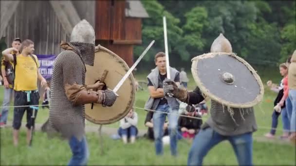 CHERNIVTSI, UCRANIA - 18 de junio de 2017: Luchas contra las espadas - guerra de los vikingos — Vídeo de stock